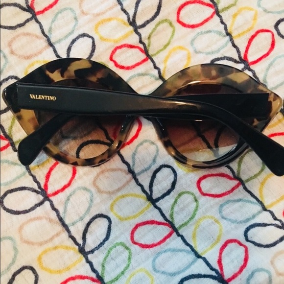 Lips Luxury‎ Valentino sunglasses main image 8